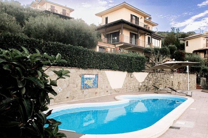 Ferienhaus für 6 Personen, mit Balkon und Terrasse sowie Garten und Pool