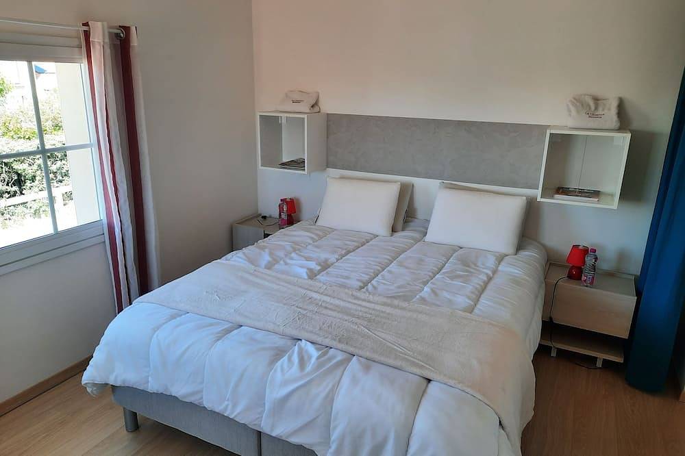 Maison tout confort  pour 2 personnes  à 40 m de la plage, chambre avec Vue  Mer in Saint-Michel-Chef-Chef, Côte de Jade