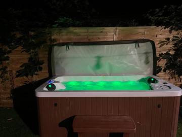 Cottage pour 6 personnes, avec terrasse et jacuzzi à Lédat