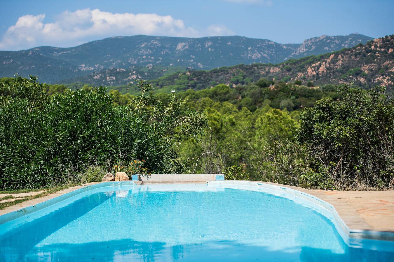 Villa Fiorita: Casa de campo tranquila con piscina y vistas al mar en Cerdeña in Región de Pula, Provincia de Cagliari