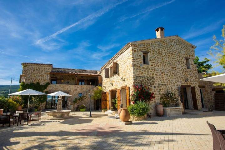 Gîte pour 16 personnes, avec piscine et jardin ainsi que vue et terrasse, animaux acceptés à Montlaux