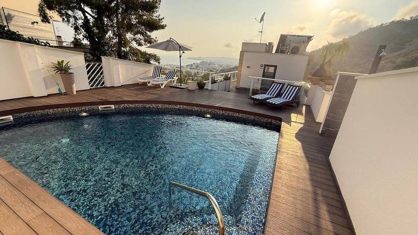 Chalet para 10 personas, con vistas además de jardín y piscina en Sitges