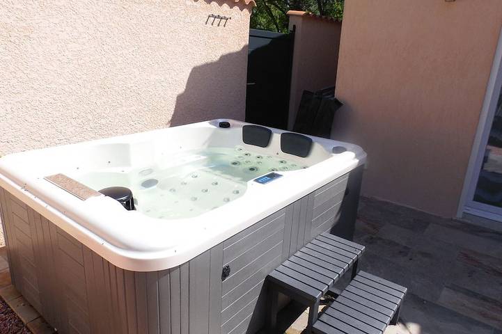 Villa für 4 Personen, mit Whirlpool und Terrasse sowie Garten, mit Haustier - 1