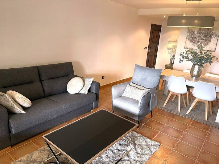 Apartamento entero, Vivienda Renovada con Gran Terraza, Vistas a la Montaña, Piscina y Wi-Fi in Jaca, Pirineo Aragonés