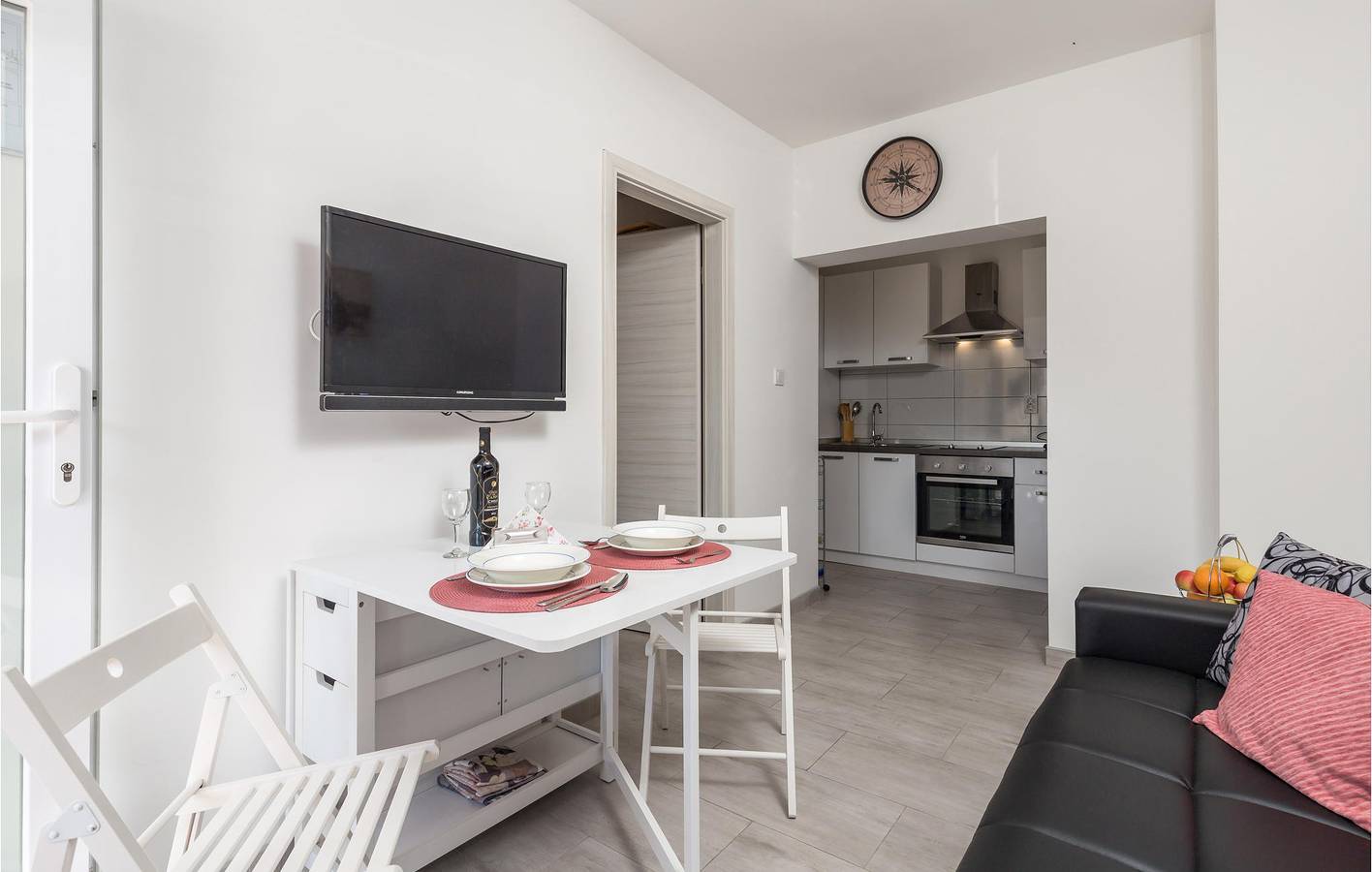 Ganze Ferienwohnung, Modernes Apartment mit Terrasse, 200 m von der Küste und 100 m vom Bistro Melin entfernt in Cres Stadt, Cres