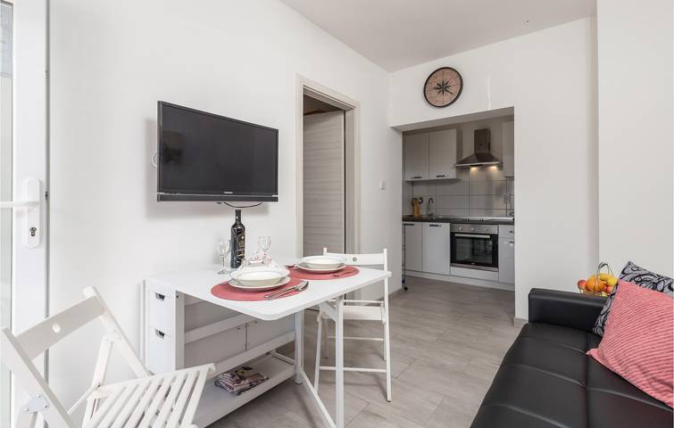 Ganze Ferienwohnung, Modernes Apartment mit Terrasse, 200 m von der Küste und 100 m vom Bistro Melin entfernt in Cres Stadt, Cres
