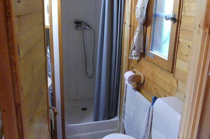 Petit chalet bois esprit montagne 2à 3 personnes in Saint-Gervais-les-Bains, Pays du Mont-Blanc