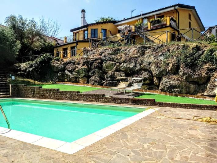 Agriturismo per 5 persone, con panorama e balcone nonché piscina a Monterotondo Marittimo