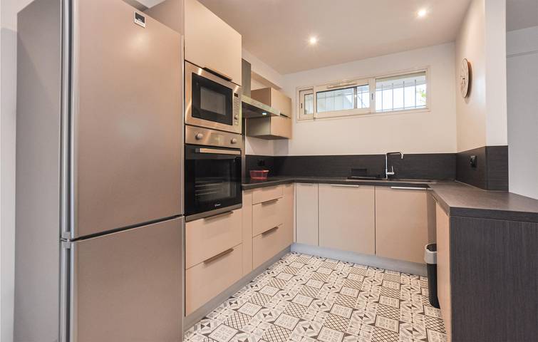Appartement de vacances entier, 2km Beach Apartment with AC, Parking & Terrace in La Bocca, Cannes