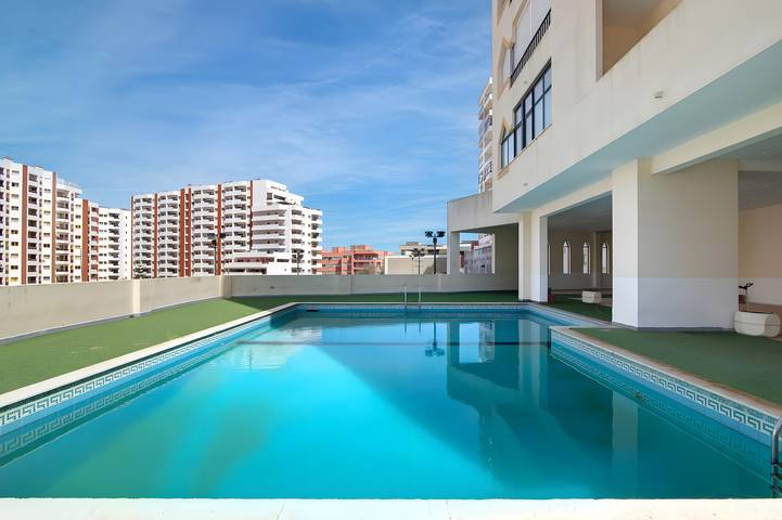 Apartamento inteiro, Apartamento Seaside: Vista Montanha, Piscina, Ar Condicionado e Wi-Fi in Praia da Rocha, Portimão