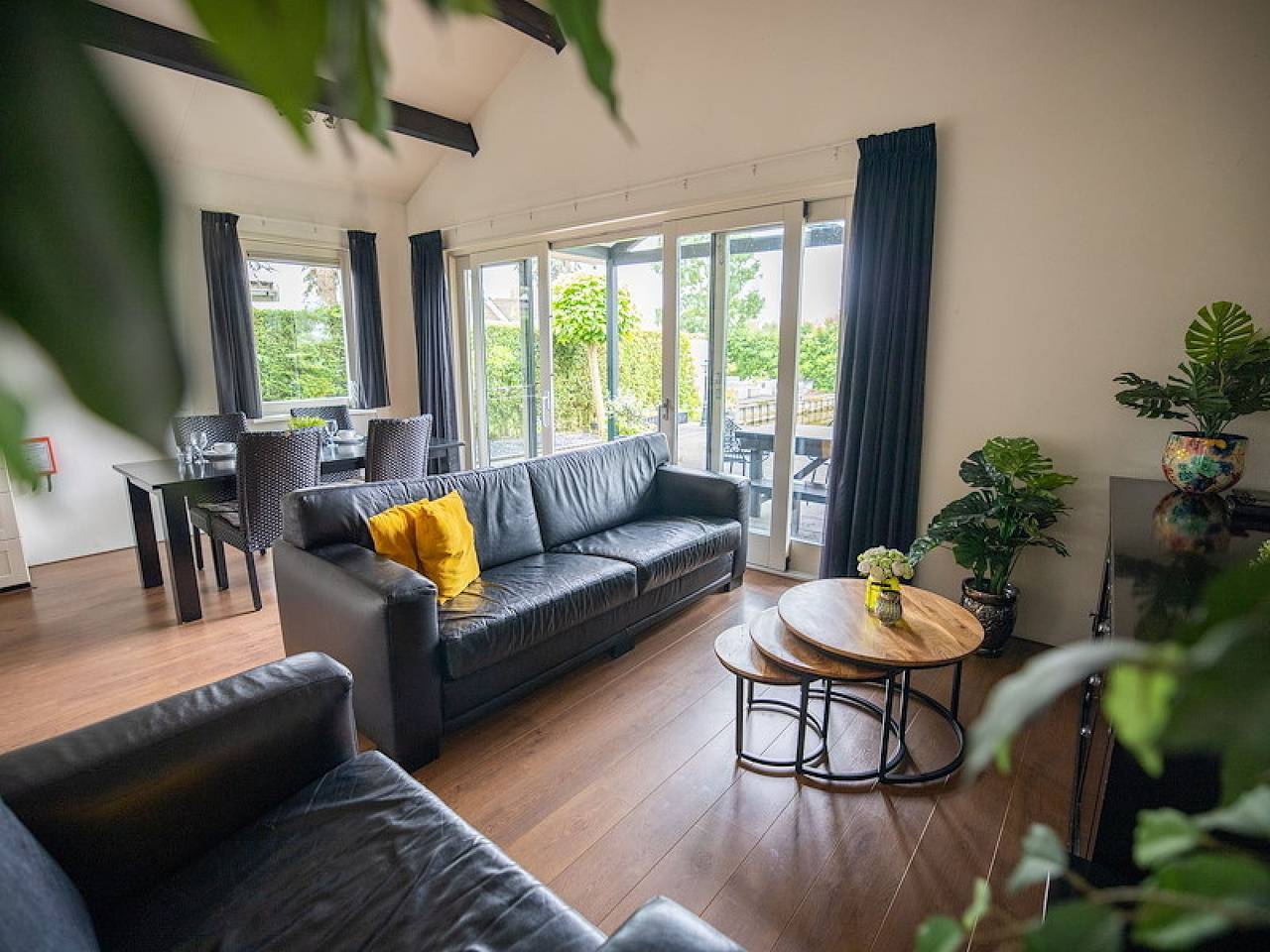 Beautiful 4 person holiday home on fishing water near Medemblik on the Ijsselmeer. in Ĳsselmeer