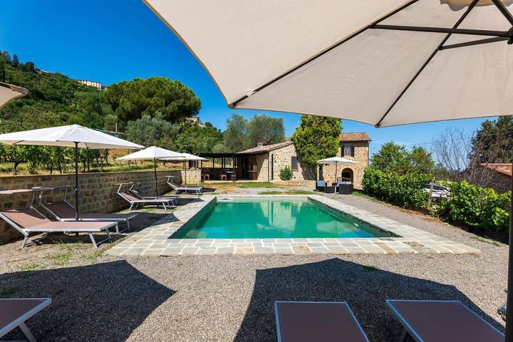 Agriturismo per 2 persone, con giardino e panorama nonché piscina e terrazza in Montalcino