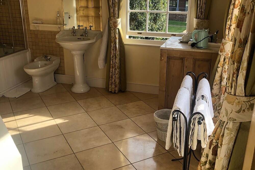 Double ensuite wood panelled room in historic town centre house in Abingdon, Oxfordshire