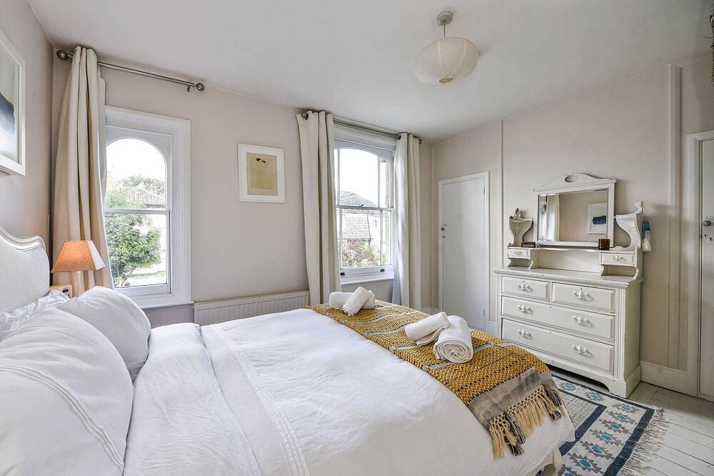 Chichester City Centre Home by Canal with garden. in Chichester, West Sussex