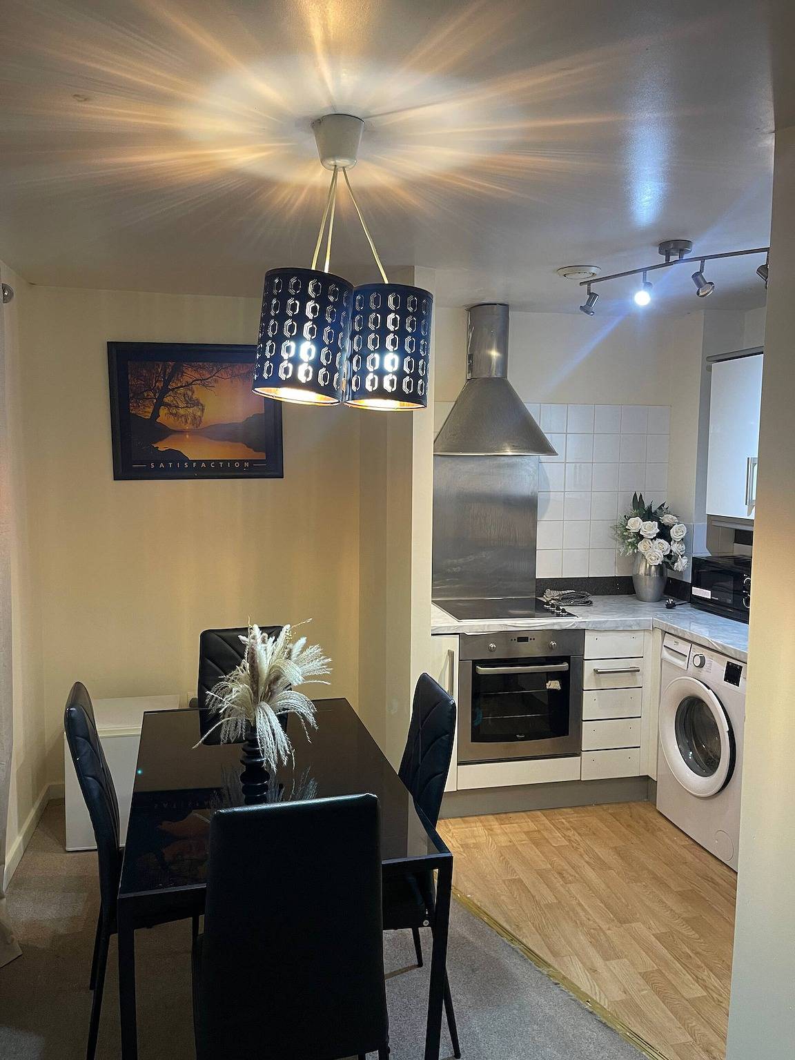 Apartamento entero, Habitación Casa con baño privado, wifi rápido y vistas al jardín de Netflix in Wolverhampton, Birmingham y alrededores