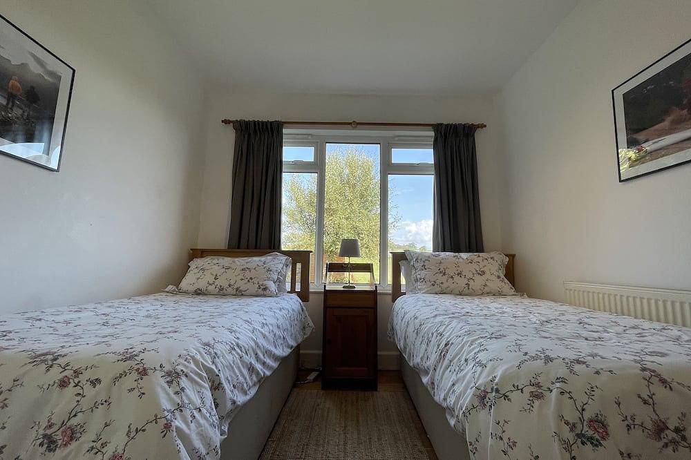 2 Bedroom, Semi-detached bungalow, 2 miles from the beach in Devon