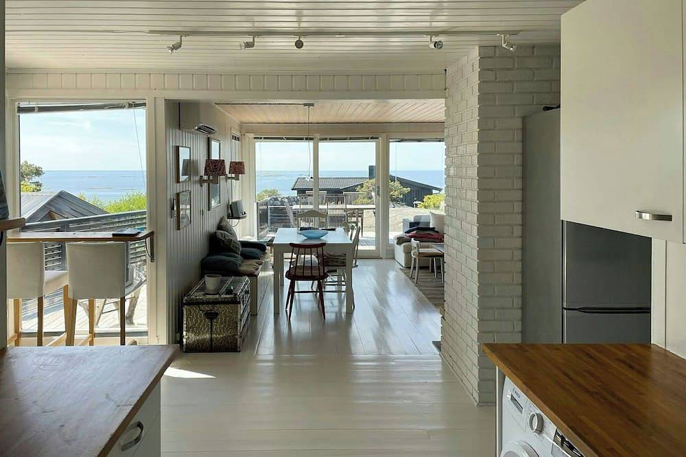 Hütte mit Blick auf den Leuchtturm zwischen Svenner und Tvistein in Larvik