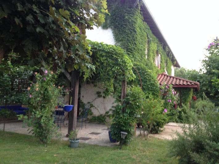 Location de vacances pour 3 personnes, avec terrasse ainsi que vue et jardin, animaux acceptés à Montluel - 2