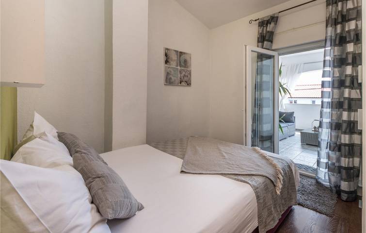Apartamento vacacional entero, Acogedor apartamento a 2 km de la playa con wifi, aire acondicionado, terraza y aparcamiento. in Biograd na Moru, Region de Zadar