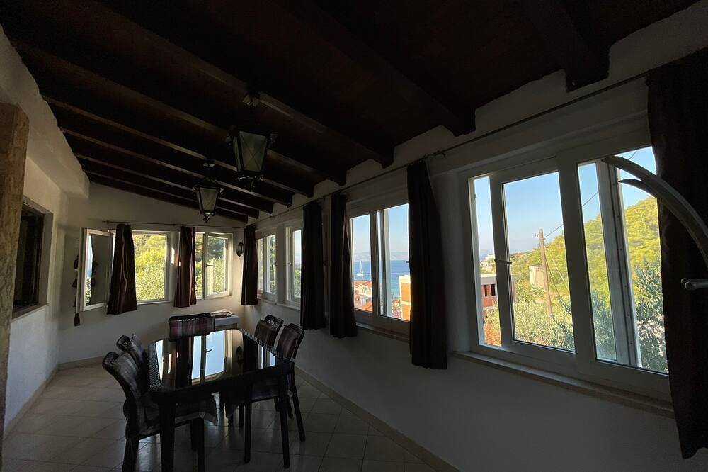 Ganze Wohnung, 2-Zimmer-Ferienwohnung mit Terrasse und Meerblick Bucht Donja Krušica, Solta in Solta