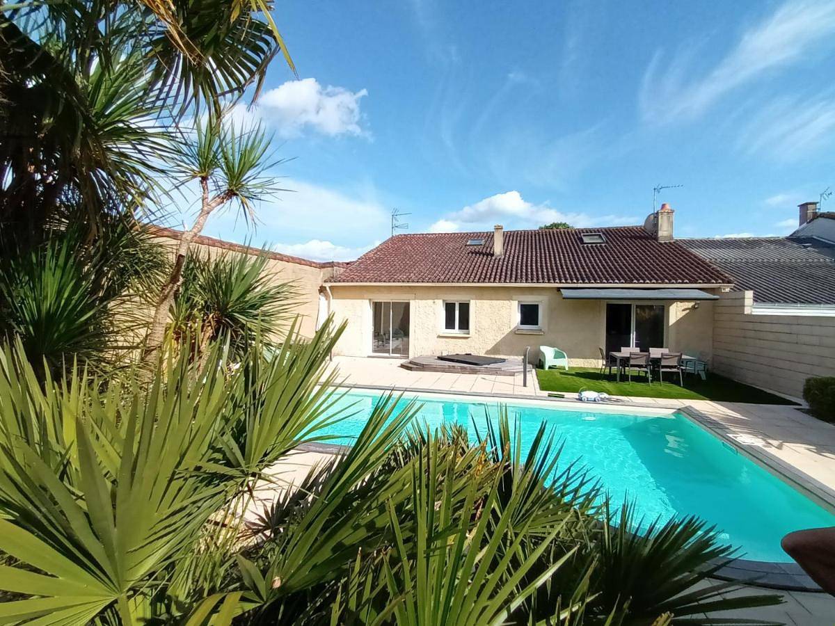 Villa de la Fosse à l'Âne - Appartements et maison avec piscine et jardin clos in Montrevault-sur-Èvre, Région de Cholet