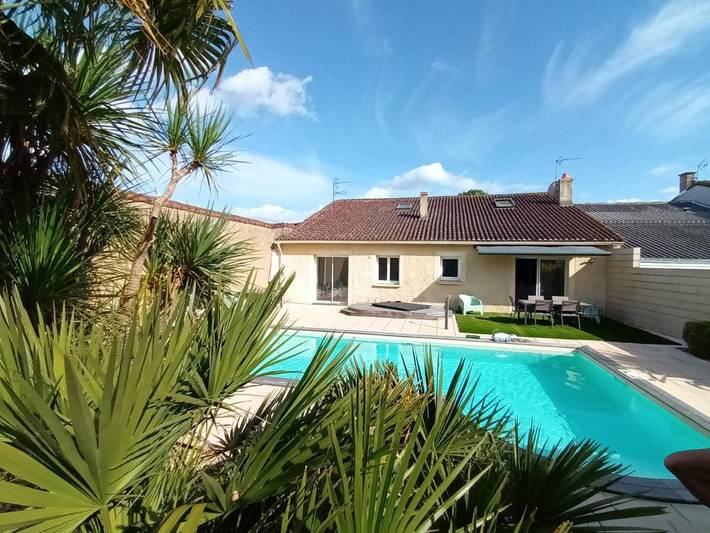 Villa pour 20 personnes, avec terrasse ainsi que jardin et piscine