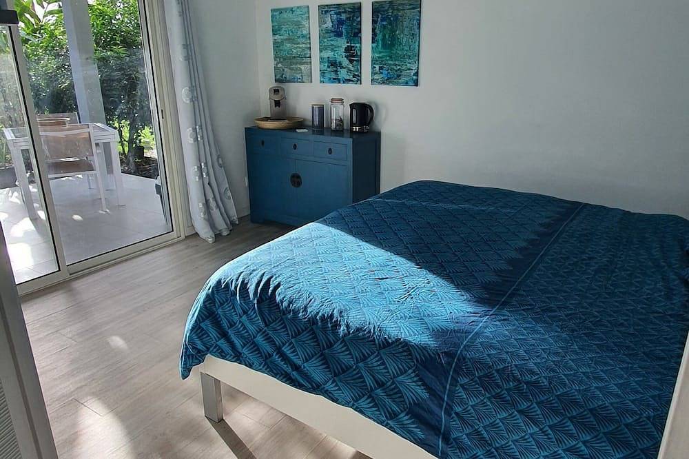 Pleasant room in the shade of a mango tree in Baie-Mahault, Guadalupe