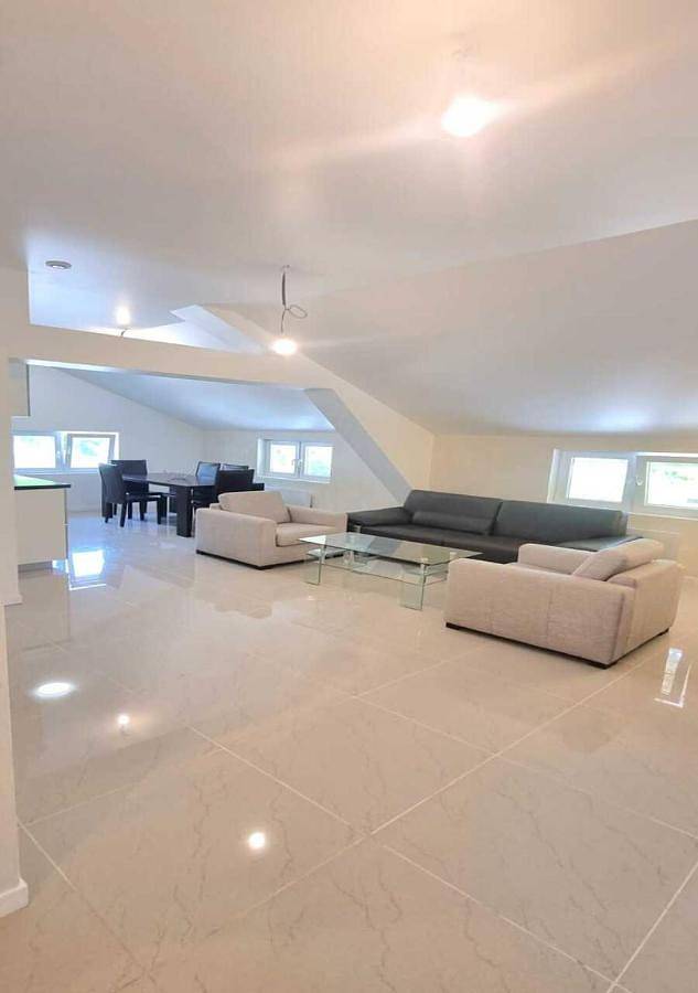 Gîte pour 6 personnes, avec Terrasse et Jardin ainsi que Piscine et Vue sur le lac à Oinville-sur-Montcient