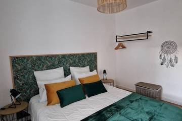 Gîte pour 6 personnes, avec terrasse et jardin ainsi que vue et piscine à Saint-Esteben