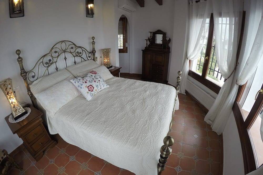 Luxury 4 Bedroom Villa - 10 berth - Private Heated Infinity Pool - with Sea View in Pego, Costa Blanca