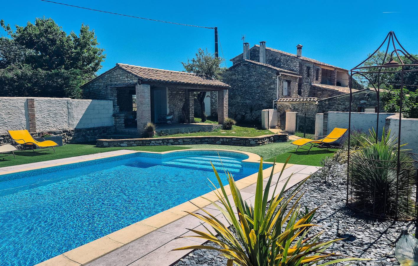 Appartement spacieux avec piscine, parking et Internet in Saint-Sauveur-de-Cruzières, Parc national des Cévennes