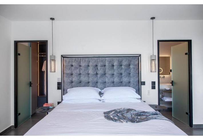 Villa "Desun Suites Grey" with Sea View, Pool & Wi-Fi in Rachi, Greece
