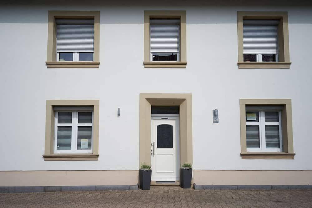 Ganze Wohnung, Ferienwohnung direkt an der Nied - Appartement/Fewo, Dusche, Wc, 1 Schlafraum in Rehlingen-Siersburg, Saargau