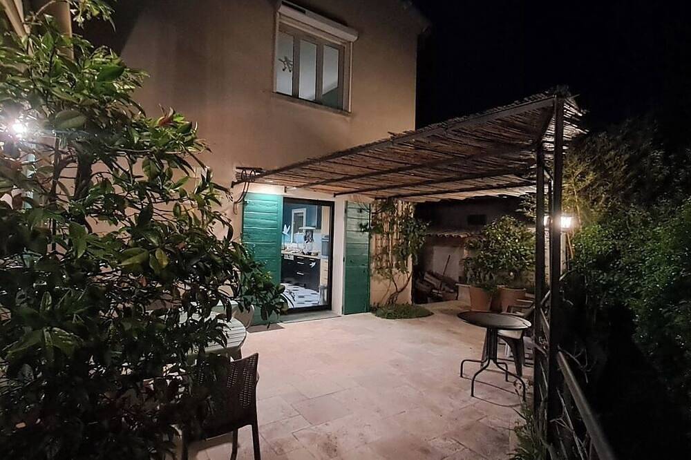 Quiet, spacious double room in a Provencal villa in Pélissanne. in Pélissanne, Region de Aix-en-Provence
