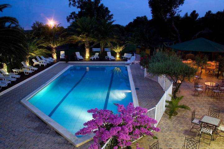 Hôtel pour 2 personnes, avec piscine et jardin ainsi que terrasse et jacuzzi, animaux acceptés