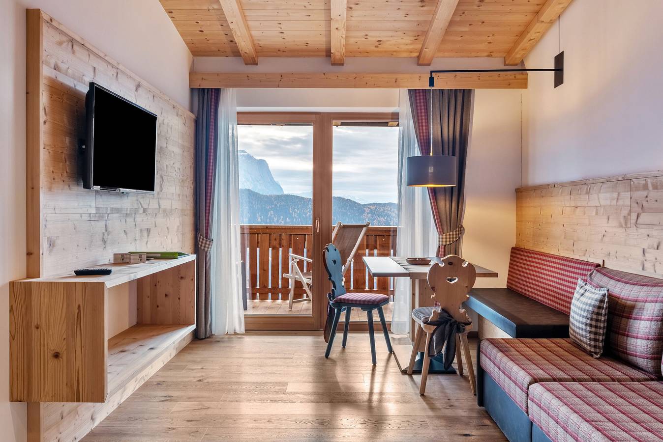 Hel lägenhet, Holiday Apartment 'Hatzes App Langkofel' with Mountain View, Balconies & Wi-Fi in Tschöfas, Lajen
