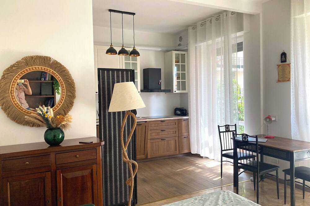 Appartamento intero, Charming bright central Como studio with balcony and jacuzzi in Como, Lago di Como