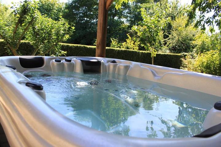 Chambre d’hôte pour 2 personnes, avec piscine ainsi que jardin et vue à Noyal-sous-Bazouges