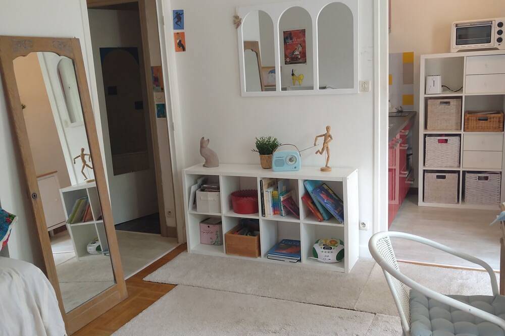 Entire apartment, Bright, quiet, cosy studio overlooking park in Caluire-et-Cuire, Rhône