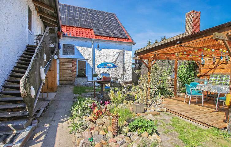 Ganze Ferienwohnung, Gemütliches Obergeschoss-Apartment mit Parkplatz, Garten & Internet - 1,5km zum Canow Center in Kleinzerlang, Rheinsberg