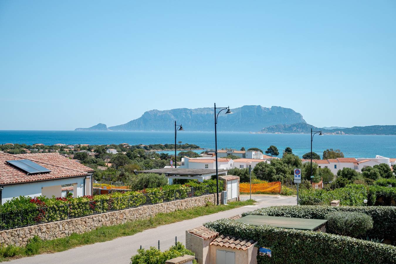 Apartamento entero, 'Casa Peonia Vista Mare' con terraza privada, Wi-Fi y aparcamiento privado in Pittulongu, Olbia