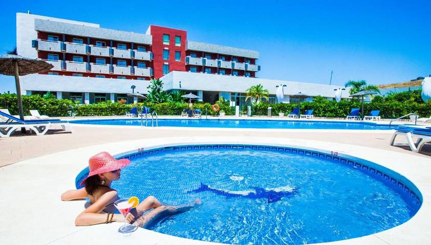 Hôtel pour 2 personnes, avec piscine ainsi que bassin pour enfant et jardin