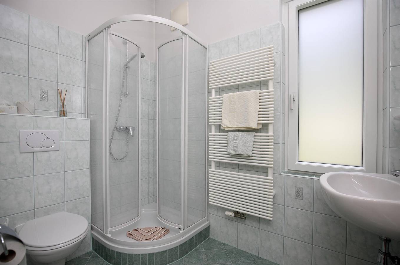 Geheel vakantieappartement, Éénpersoonskamer, douche of bad, Wc, balkon in Millstatt, Bezirk Spittal an der Drau