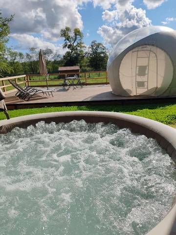 Tente pour 4 personnes, avec jacuzzi et jardin dans l' Isère