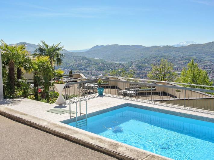 Ferienwohnung für 2 Personen, mit Balkon und Terrasse sowie Pool und Seeblick in der Schweiz