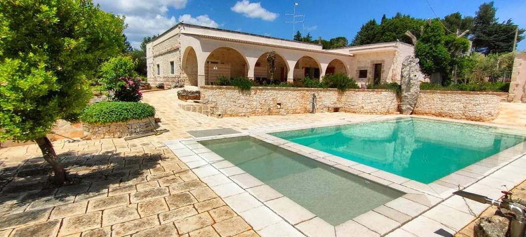 Apartahotel para 4 personas, con jardín y sauna además de jacuzzi y piscina en Apulia