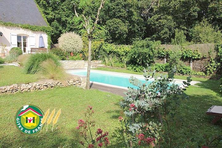 Location de vacances pour 3 personnes, avec Terrasse et Jacuzzi ainsi que Jardin et Piscine à Montbazon