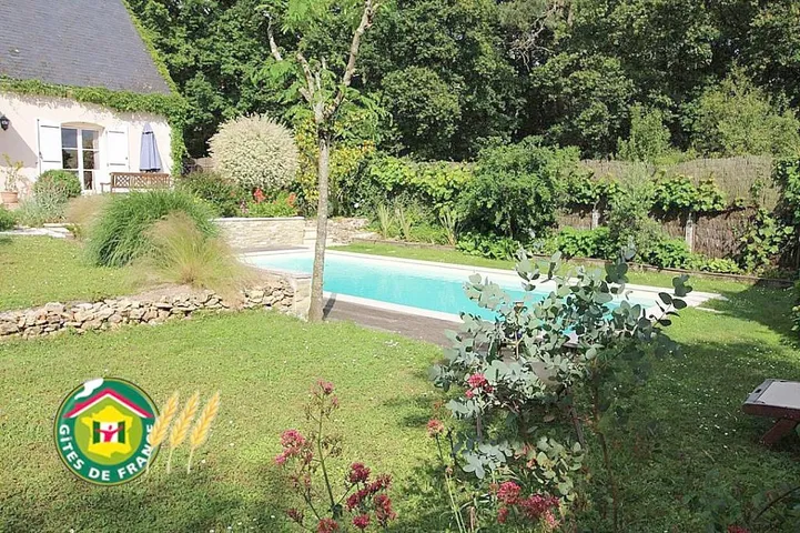 Alojamiento y desayuno para 3 personas, con jardín además de jacuzzi y piscina - 1