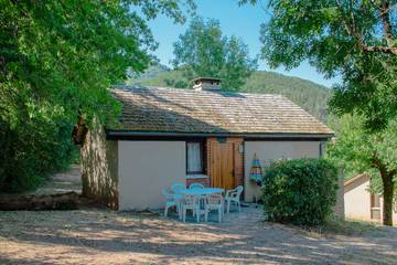 Gîte pour 8 personnes, avec terrasse et piscine à La Canourgue