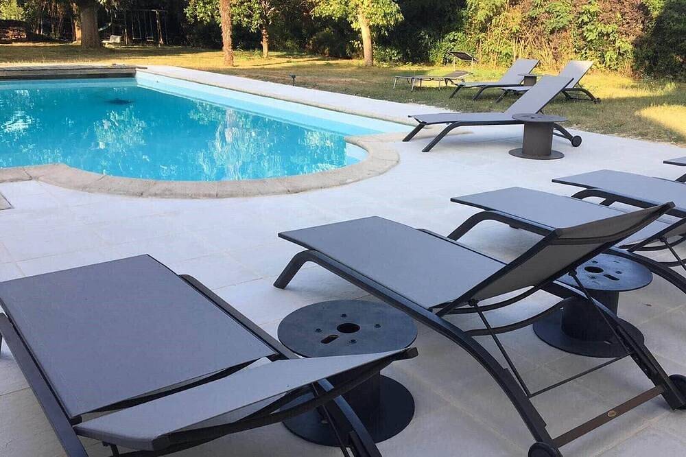 Spendid property with wooded park, swimming pool. 19 beds spread over two houses in Saint-Pierre-de-Maillé, Vienne (France)